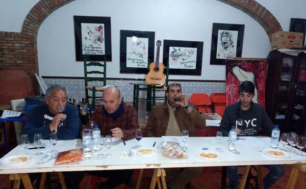 Un total de 26 caldos participan en el concurso de vinos de pitarra de la peña flamenca
