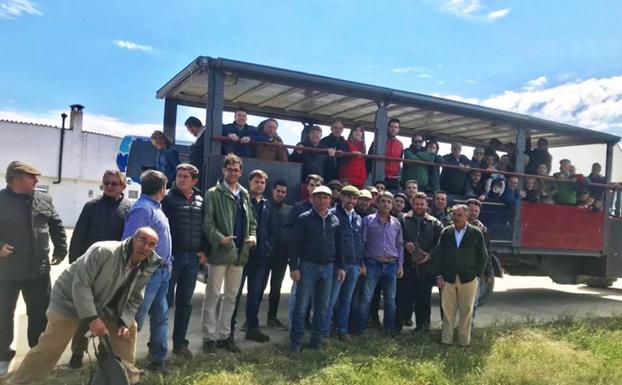 Medio centenar de socios de la Peña Taurina 'El Volapié' visitan la ganadería de Victorino Martín