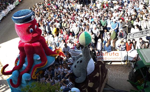 'En el fondo del mar' se alza con el primer premio del concurso de carrozas de la romería de Piedraescrita
