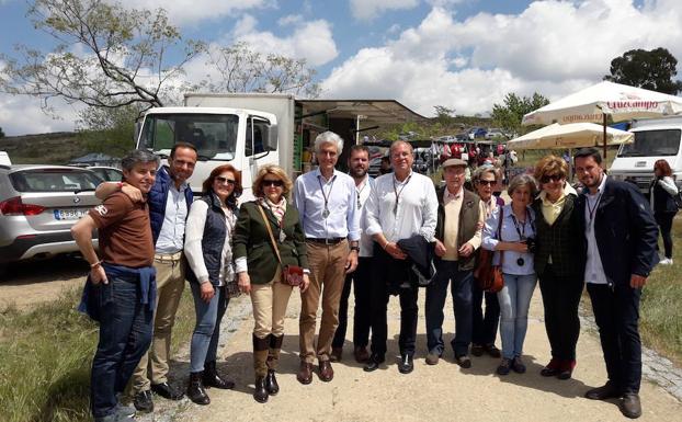 Adolfo Suárez y Monago respaldan al candidato del PP el día de la romería