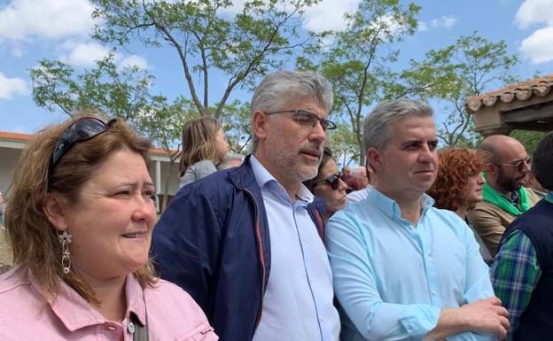 Valentín García y María Teresa Macías, candidatos del PSOE, estuvieron en la ermita