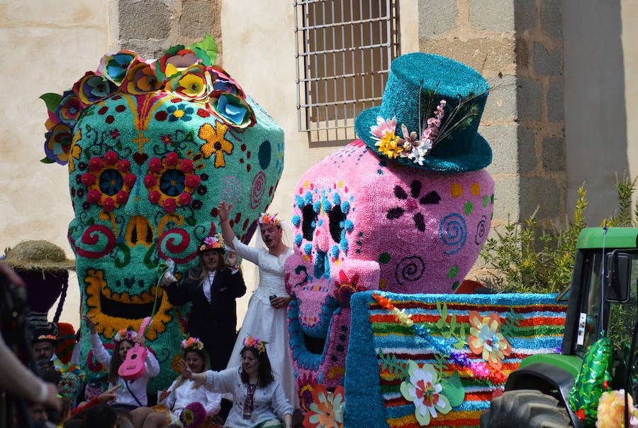 Las carrozas inundan de color las calles de Campanario y se lucen en la romería
