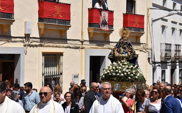 Procesión de la Virgen de Piedraescrita bajo un sol radiante
