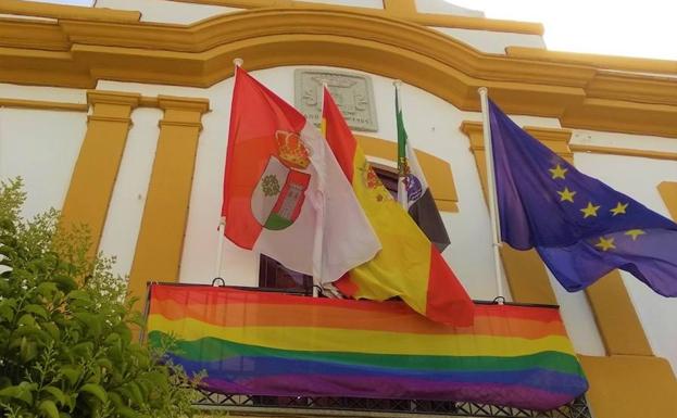 El Ayuntamiento de Campanario se suma a la conmemoración del Día Internacional contra la Homofobia