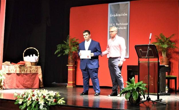 El alcalde entrega las becas a los mejores expedientes