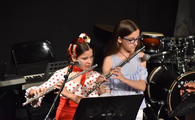 El cine Olimpia se abarrota en la clausura de la escuela de música