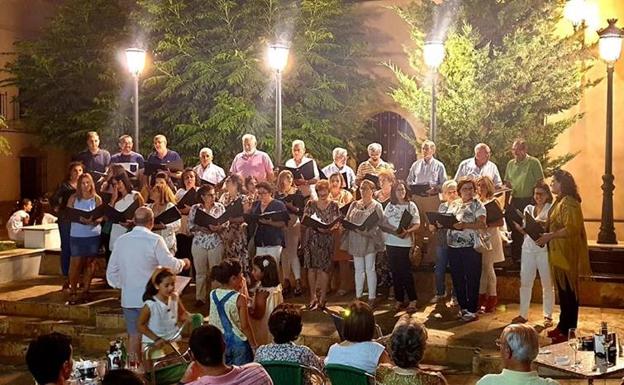 Voces Vivas 'regala' su música por calles y plazas