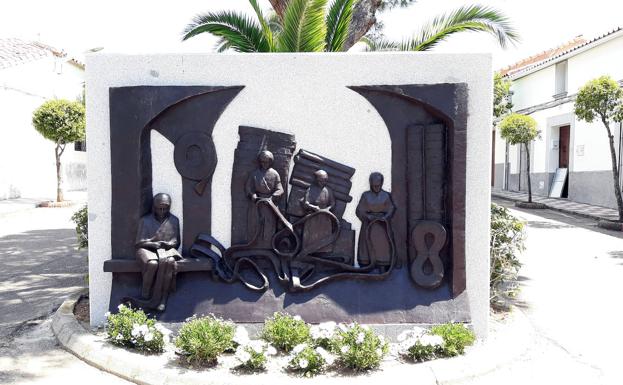 Dedican una escultura para mantener vivo el recuerdo de las esparteras