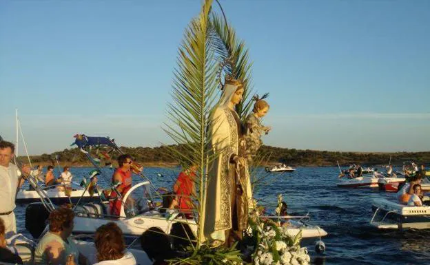 Concurrida procesión náutica de la Virgen del Carmen