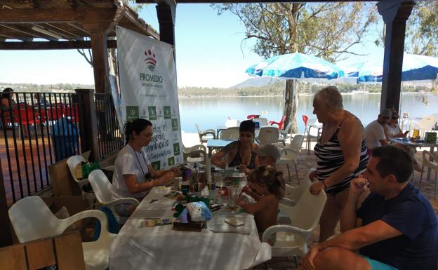 Los bañistas de la Costa Alegre aprenden sobre reciclaje