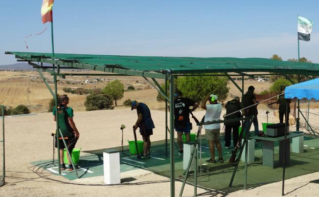Un total de 65 tiradores participan en el Torneo de Tiro al Plato