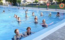 Las clases de natación en la piscina concluyen con unos 200 usuarios