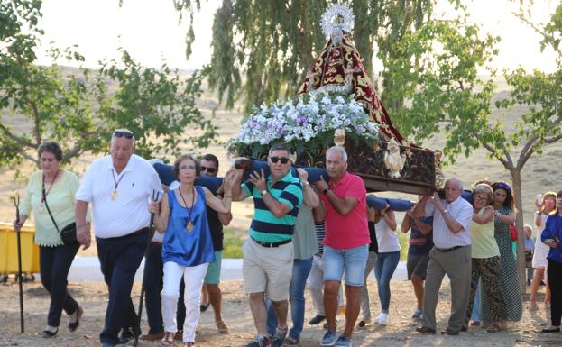 Cientos de vecinos asisten a la Misa del Emigrante en la ermita de Piedraescrita