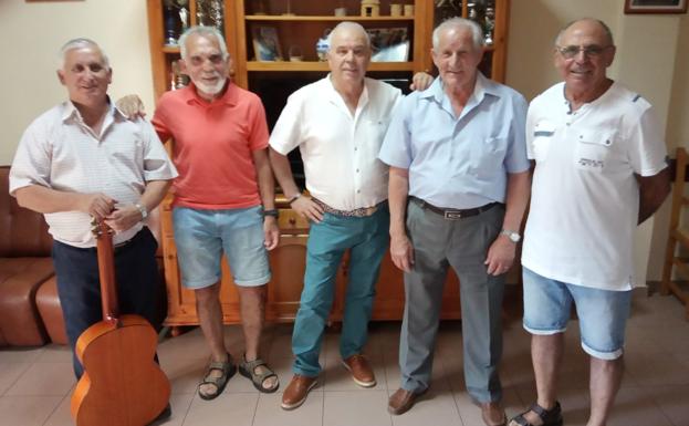 Un grupo de voluntarios ofrece una velada musical a los mayores