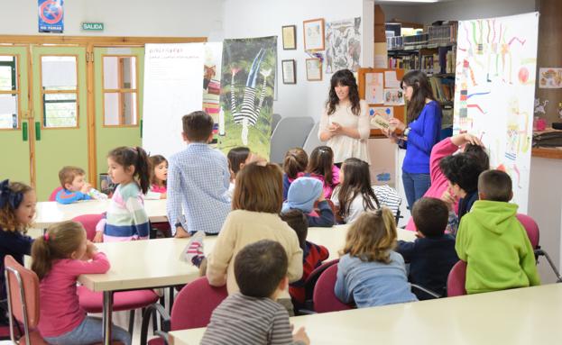 La biblioteca organiza el taller de cuentacuentos y manualidades 'Mi primer día sin mamá'