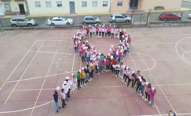 Los alumnos del instituto muestran su cara más solidaria en la lucha contra el cáncer de mama