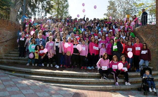 La marcha rosa solidaria recauda 960 euros para la investigación contra el cáncer