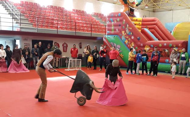 Los alumnos de la Escuela Taurina de Badajoz hacen una exhibición de toreo