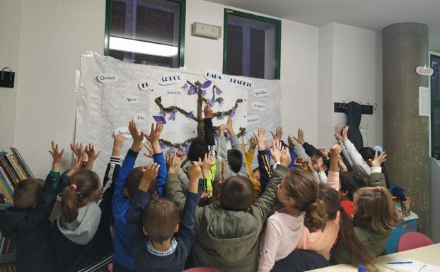 Los más pequeños aprenden a respetar y a amar en un taller en la biblioteca