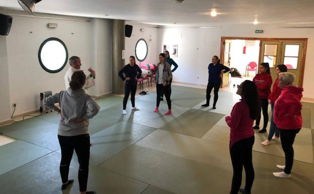 Un grupo de mujeres recibe un taller de autoprotección personal impartido por un judoca