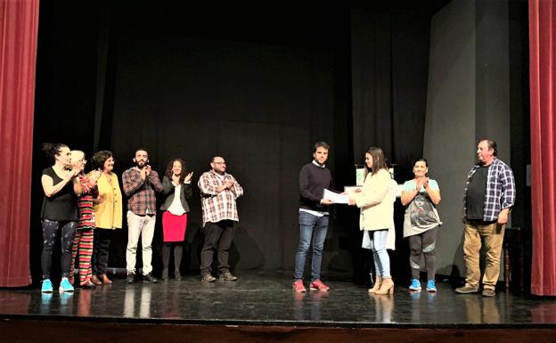 La asociación SOS Animales Campanario recibe un cheque solidario por valor de 231 euros