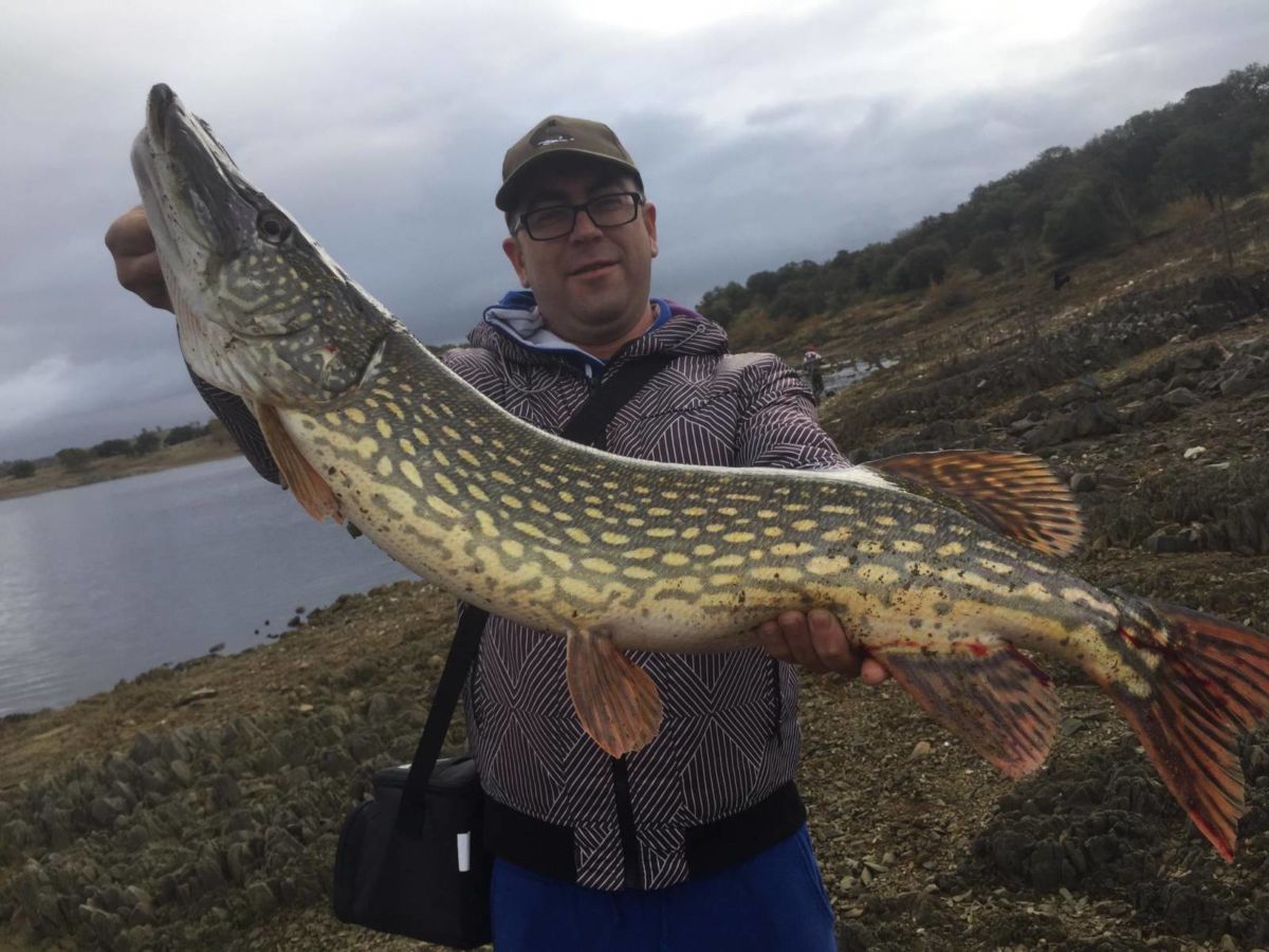 José María Capita captura un lucio de 4 kilos 930 gramos en el concurso celebrado en el pantano