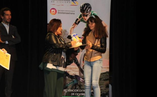 La joven ciclista, Irene Sanabria, recoge dos galardones en Jerez de los Caballeros