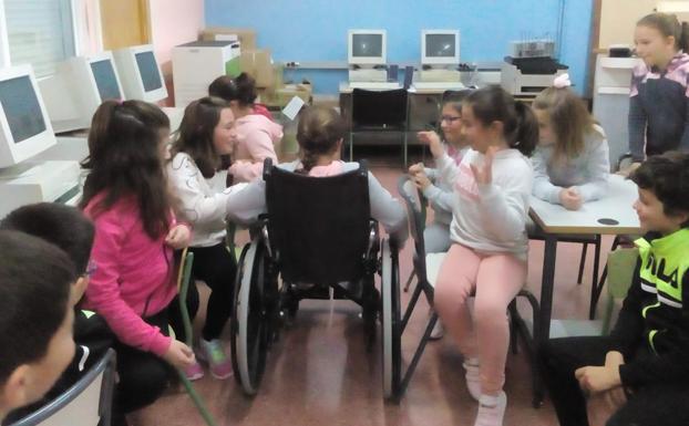Un taller promueve la concienciación sobre la discapacidad en las aulas