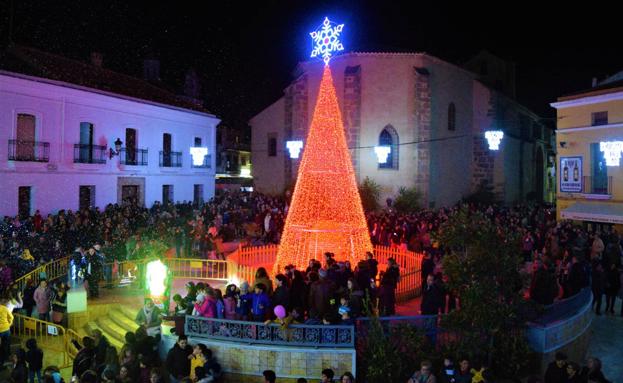 Miles de luces encienden la Navidad en calles y plazas de Campanario