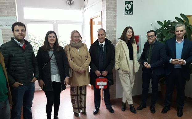 El colegio de Campanario cuenta con un nuevo desfibrilador para situaciones de emergencia