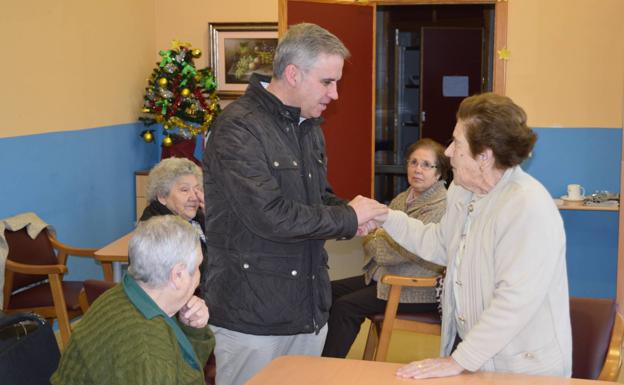 Los mayores reciben la visita del alcalde para felicitarles la Navidad