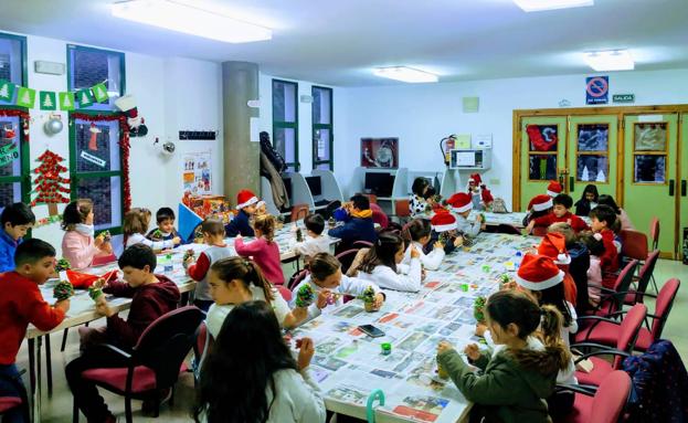 Los niños crean adornos navideños para decorar su hogar