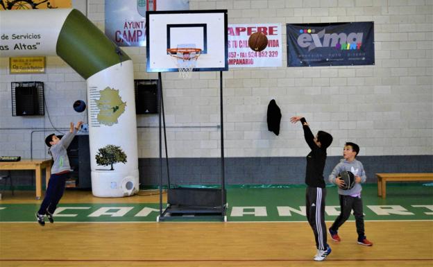 Cientos de niños practican deporte en una jornada lúdica