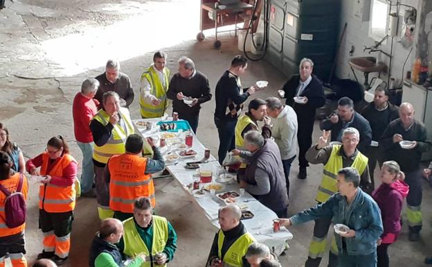 Los trabajadores municipales compartieron unas migas para celebrar la Navidad