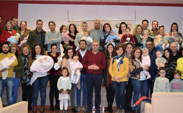 Los 30 bebés nacidos durante 2019 reciben un regalo navideño del Ayuntamiento