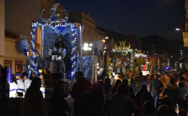Cuatro carrozas participan en la Cabalgata de Reyes que saldrá a las seis de la tarde