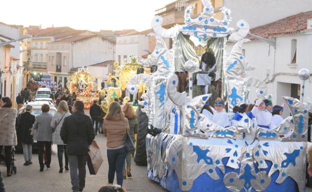Los Reyes Magos recorrieron las calles de Campanario llenando de ilusión los corazones