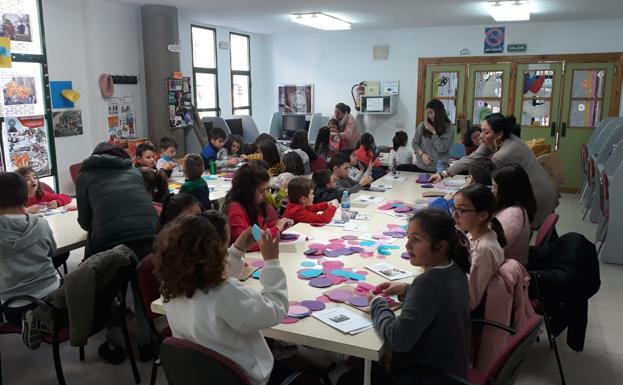 Los niños aprenden la tradición de la Romería de Piedraescrita a través de los cuentos