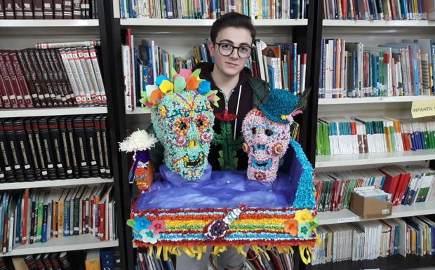 José Antonio Becerra muestra una réplica en miniatura de la carroza Calaveras Mejicanas, una de las ganadoras en 2019