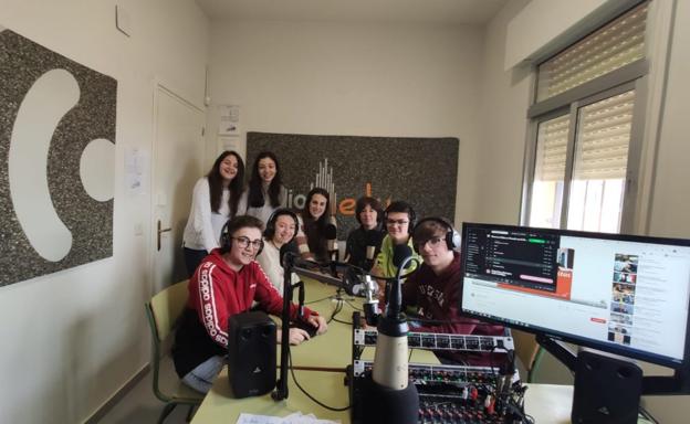 Alumnos y profesores del instituto han emitido un programa especial por el Día de la Radio