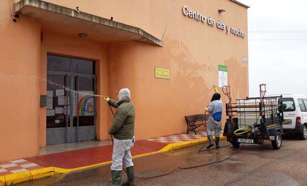 Nueva desinfección en puntos críticos de Campanario con apoyo de la Diputación de Badajoz