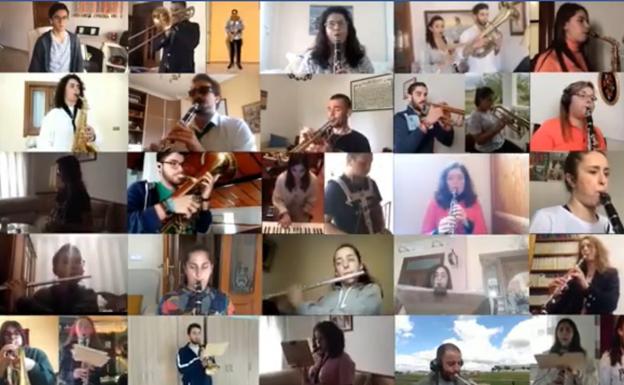 Una treintena de músicos de la Banda Municipal interpreta una misma pieza desde sus casas