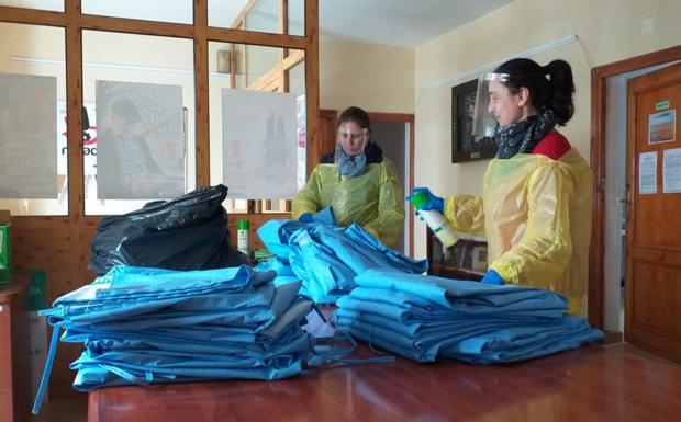 Las mujeres de Campanario ya han confeccionado más de 600 batas sanitarias