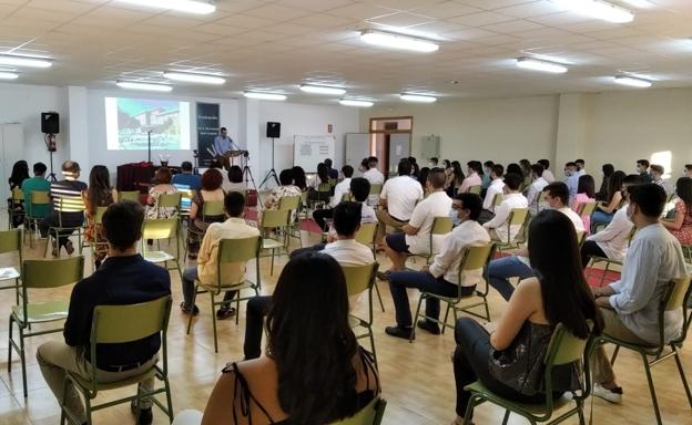 Un total de 52 jóvenes se graduaron en un acto atípico por la crisis sanitaria