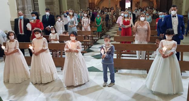 Siete niñas y dos niños han tomado la Primera Comunión en tres días diferentes