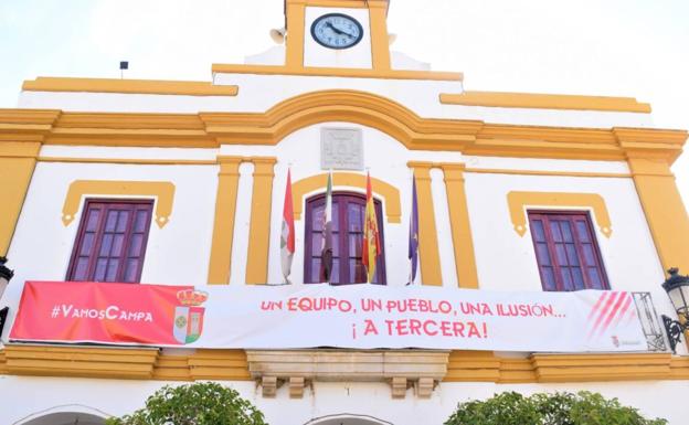 Una pancarta de apoyo al C.F Campanario luce en el balcón del Ayuntamiento