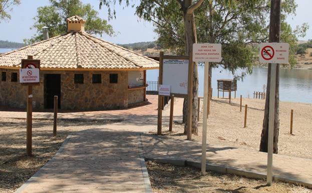 Numerosos carteles recomiendan no bañarse en la Playa de Campanario