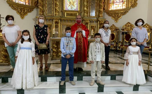 Cuatro niñas y cuatro niños han hecho la Primera Comunión este fin de semana