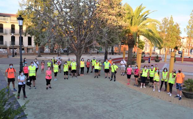Cerca de cuarenta senderistas completan la ruta nocturna a La Guarda