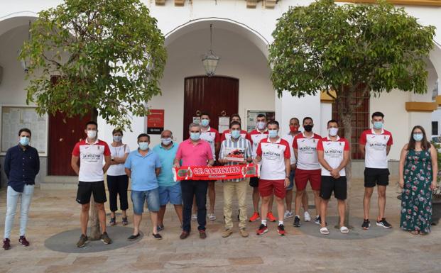 El Alcalde entrega al C.F. Campanario una placa conmemorativa por su ascenso a Tercera División